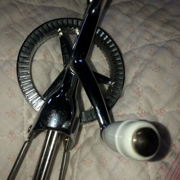 Vintage Hand Mixer with White Handles - farmhouse ready - off the grid- camping - Picture 2 of 8